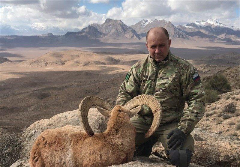 ژست جدید شکارچیان خارجی با حیوانات شکار شده در ایران عکس ژست جدید شکارچیان خارجی با حیوانات شکار شده در ایران