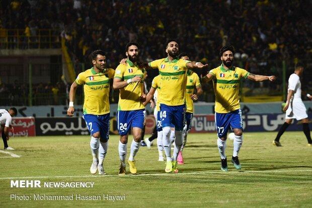 بازی 20 دقیقه متوقف شد ، بازیکنان در چمن استراحت کردند بازی 20 دقیقه متوقف شد ، بازیکنان در چمن استراحت کردند