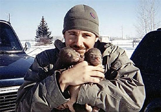 دوستی مثال زدنی با خرس غول پیکر!