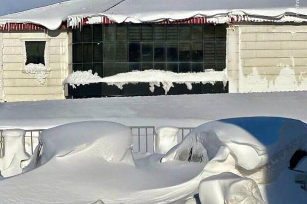 ببینید ، وضعیت عجیب پیکان مدفون شده در برف ، تلاش هلال احمر ببینید ، شرایط عجیب پیکان مدفون شده در برف ، کوشش هلال احمر برای خروج پیکان زیر برف